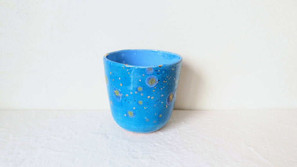 Petit pot en faience avec dorures