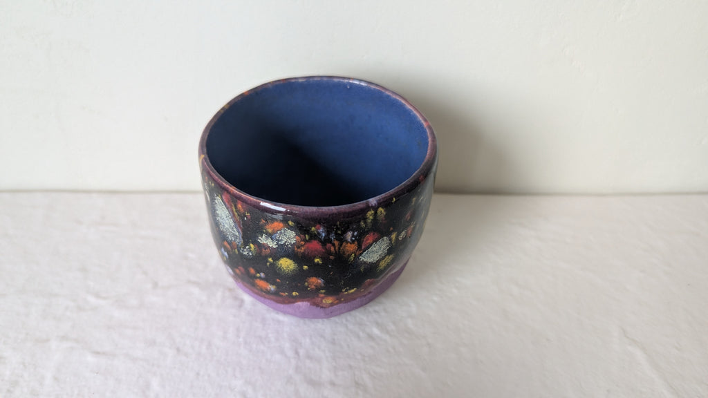 Petit pot en faïence avec mini fusée