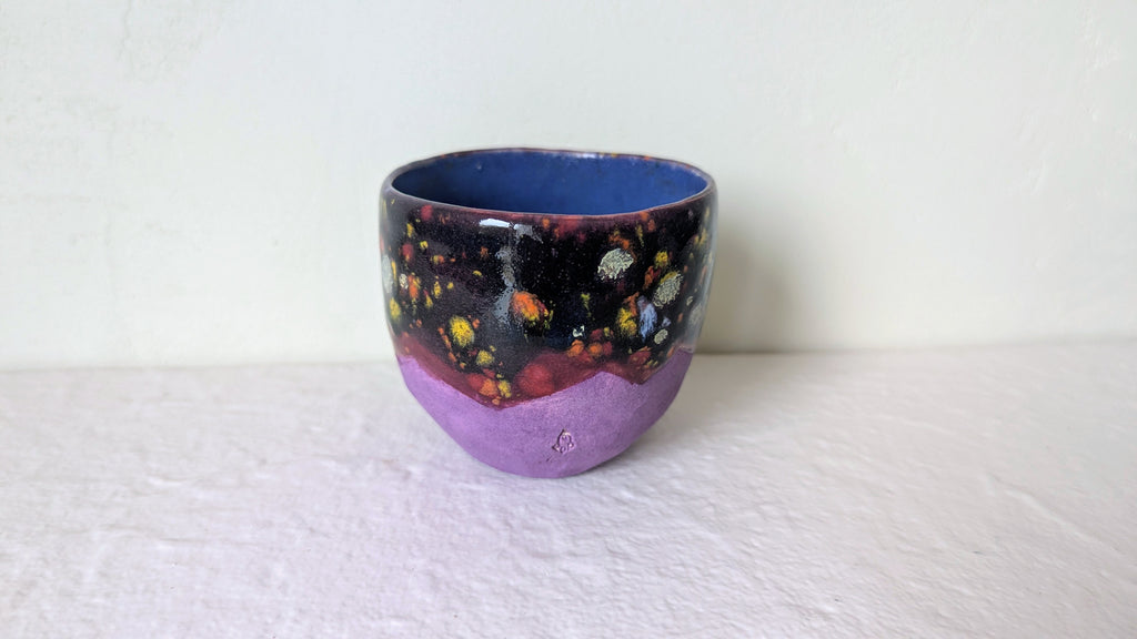 Petit pot en faïence avec mini fusée