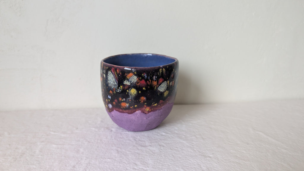 Petit pot en faïence avec mini fusée