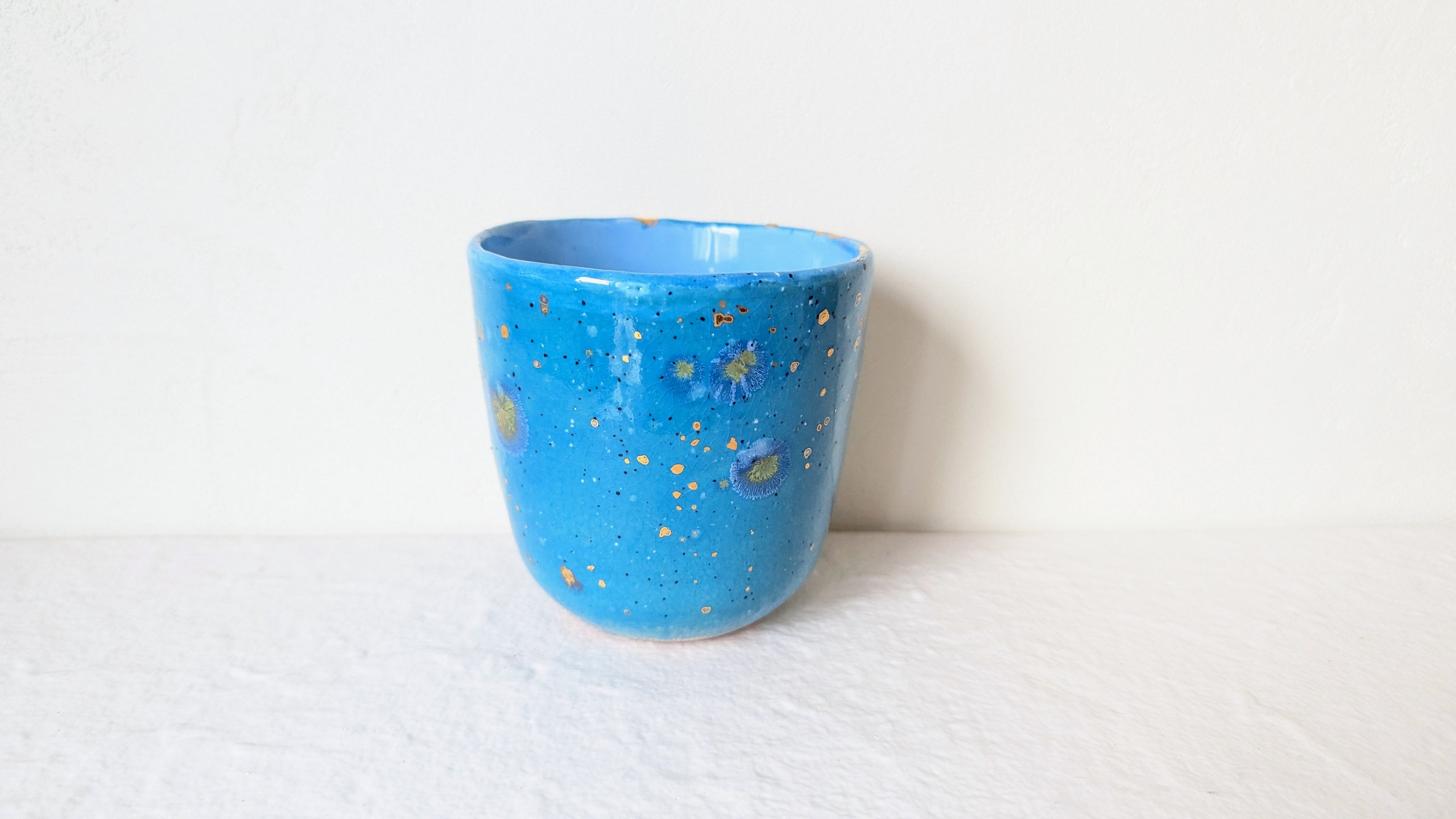 Petit pot en faience avec dorures