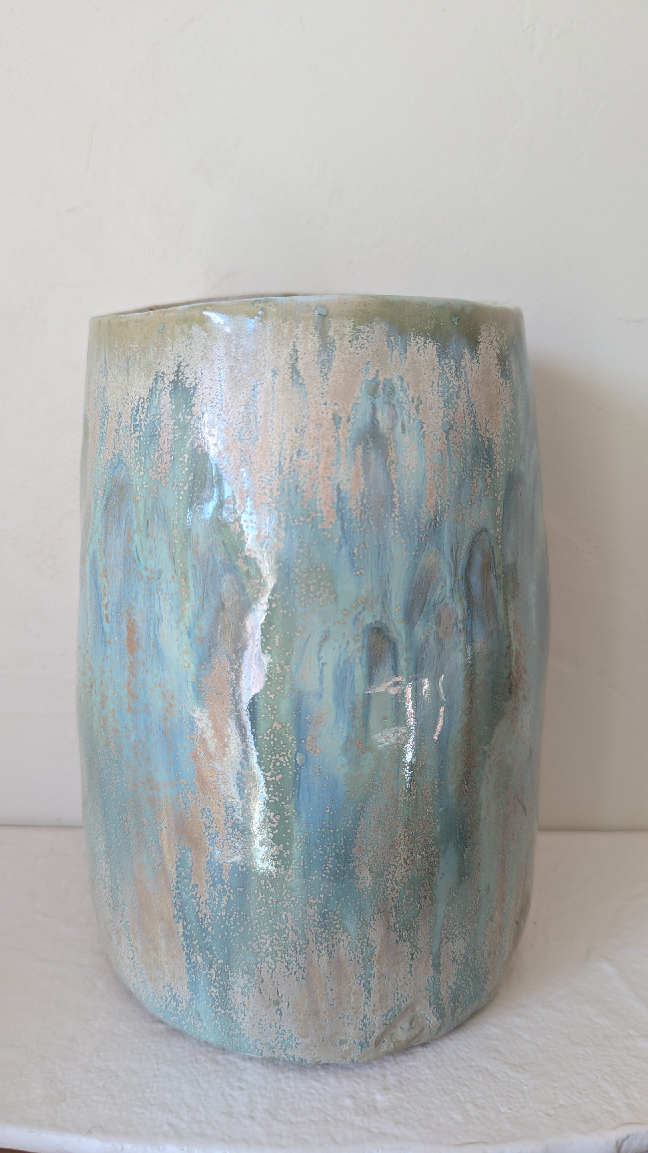 Vase iridescent