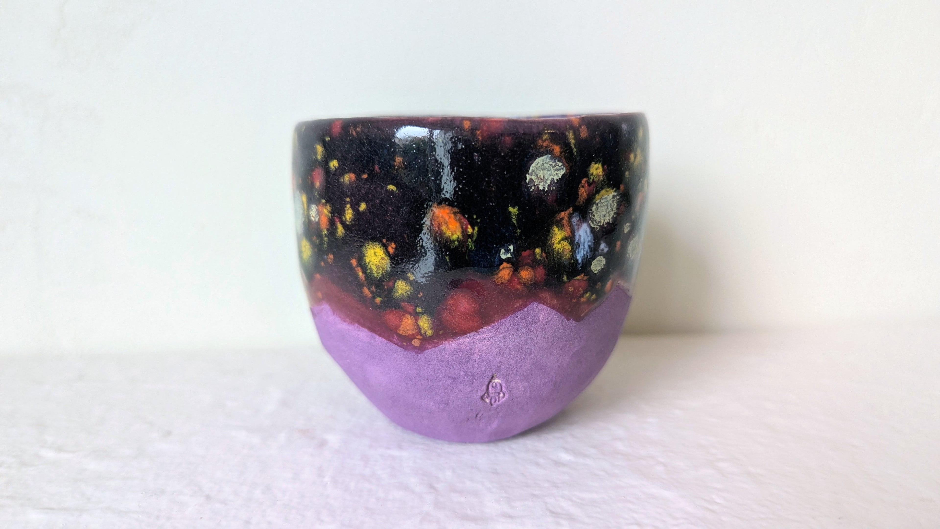 Petit pot en faïence avec mini fusée