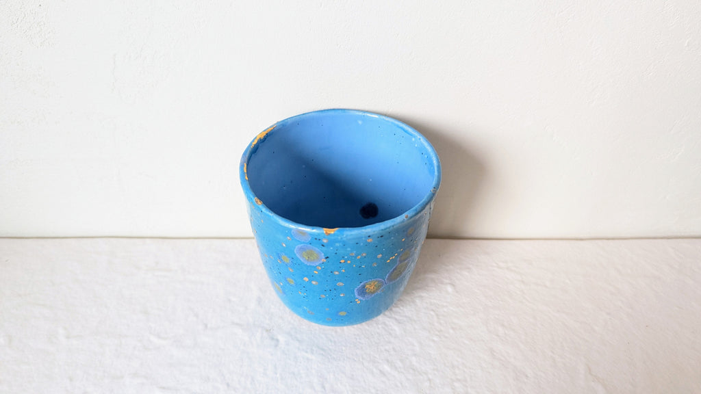 Petit pot en faience avec dorures
