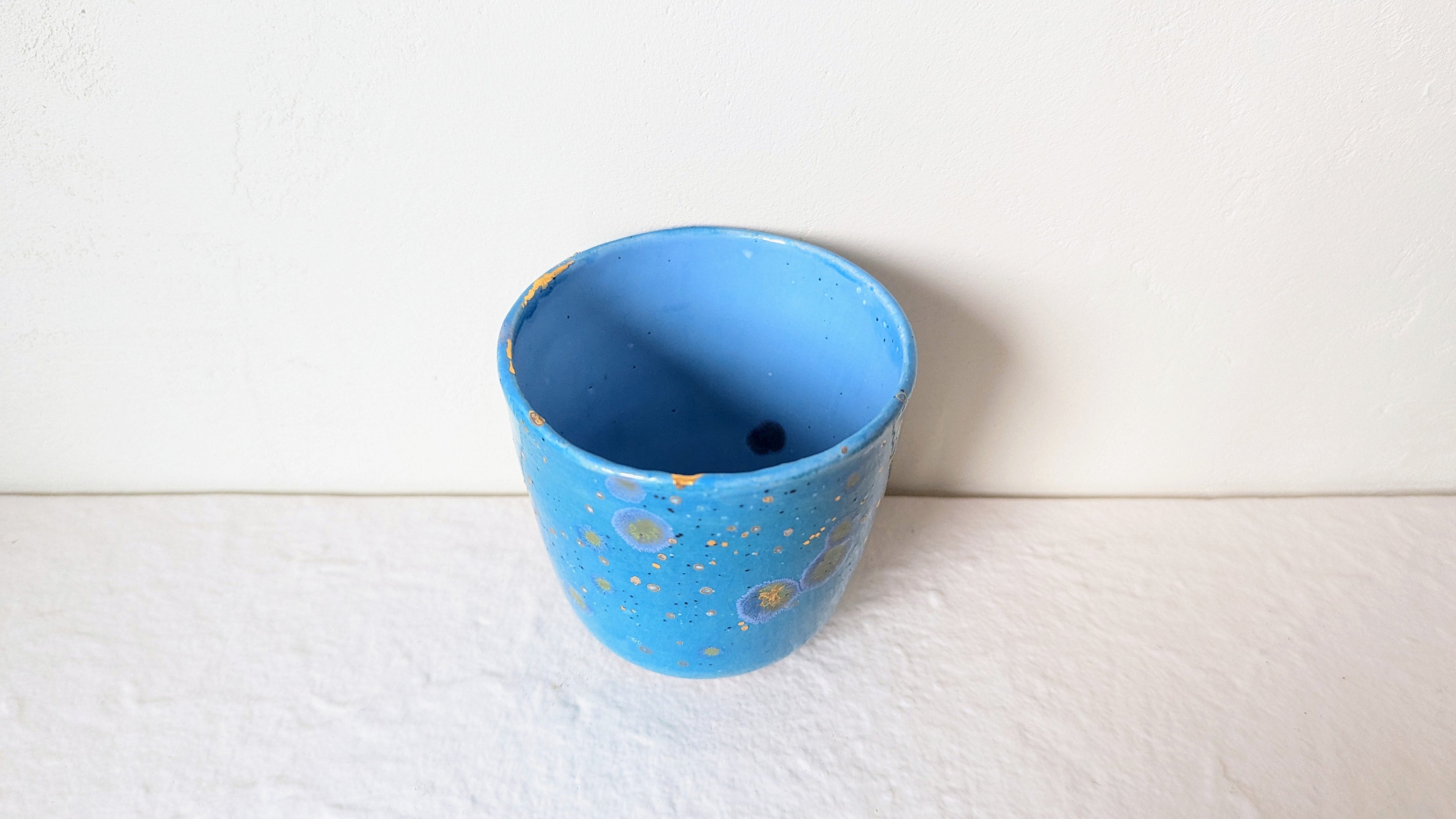 Petit pot en faience avec dorures